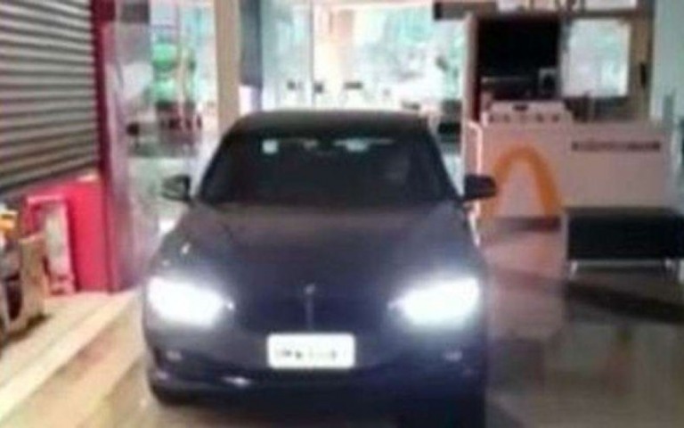 Carros circulam dentro de shopping de São Paulo para retirada de compras