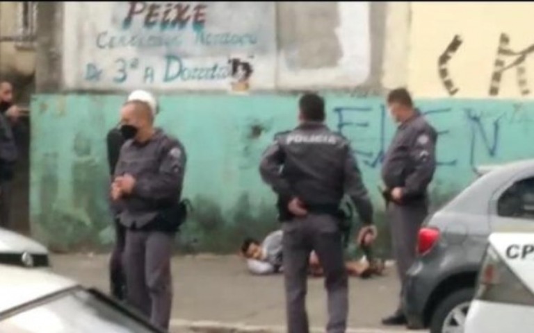 Homem é baleado pela polícia após decapitar uma pessoa e fugir com a cabeça
