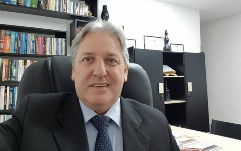 Advogado que ajudou a esconder Queiroz tem "currículo" de crimes