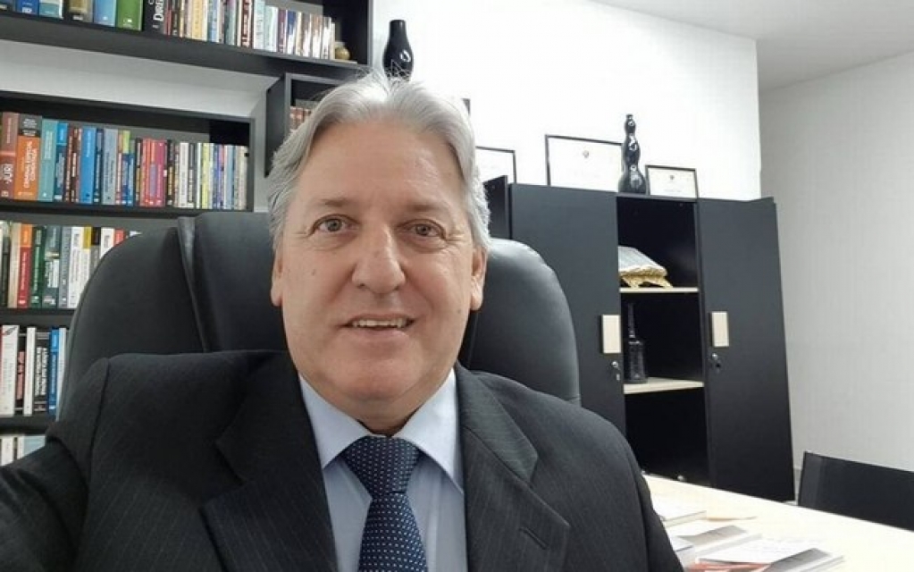 Advogado que ajudou a esconder Queiroz tem "currículo" de crimes