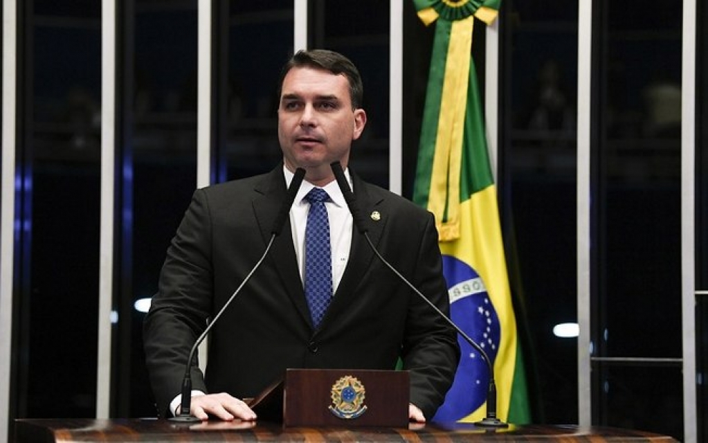 Flávio Bolsonaro negocia videoconferência para prestar depoimento, diz advogada