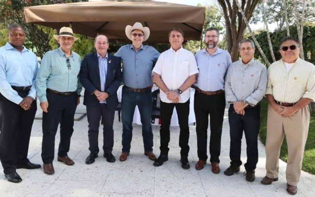 Bolsonaro almoça com embaixador em evento que celebra feriado americano Bolsonaro almoça com embaixador em evento que celebra feriado americano