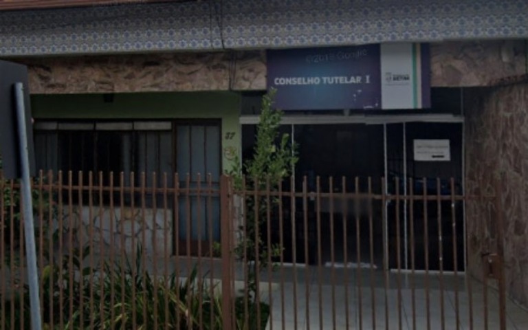 Crianças são encontradas no meio de fezes e comida estragada