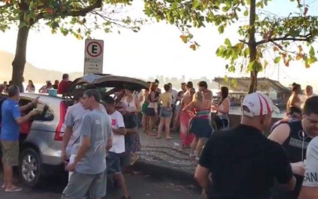 Depois de reabertura, cariocas se aglomeram na Mureta da Urca; Veja vídeo Depois de reabertura, cariocas se aglomeram na Mureta da Urca; Veja vídeo