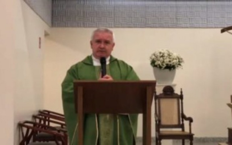 Padre chama Bolsonaro de bandido e diz para eleitores se confessarem; assista