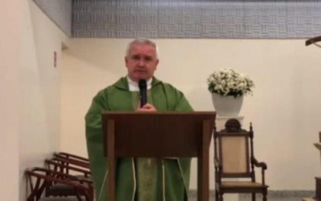 Padre chama Bolsonaro de bandido e diz para eleitores se confessarem; assista