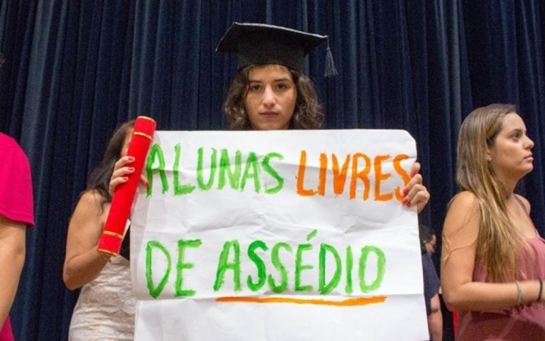 Dez alunas denunciam professor por assédio sexual