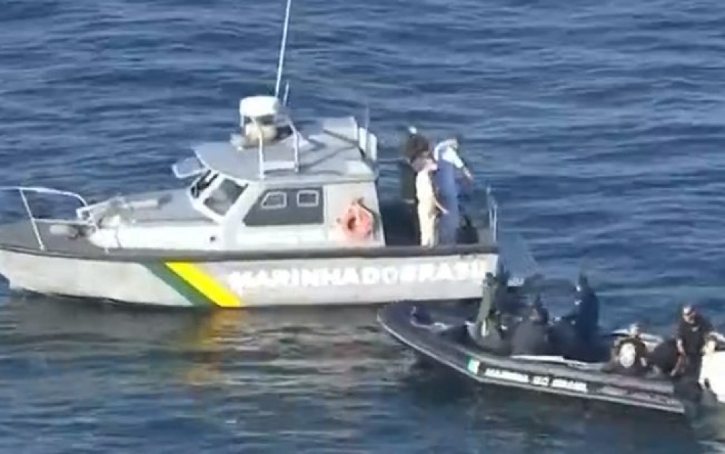 Helicóptero cai na Baía de Guanabara, no Rio de Janeiro