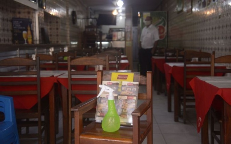 Restaurantes reabrem com movimento fraco e improvisos em São Paulo