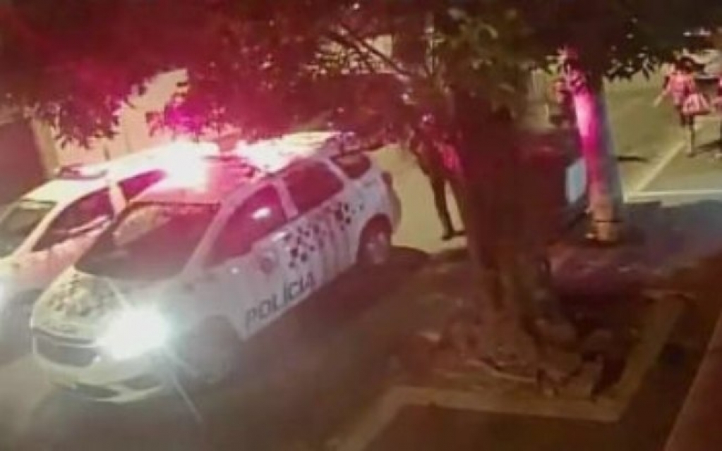 Mulher é presa após lutar com policiais em abordagem por festa Mulher é presa após lutar com policiais em abordagem por festa