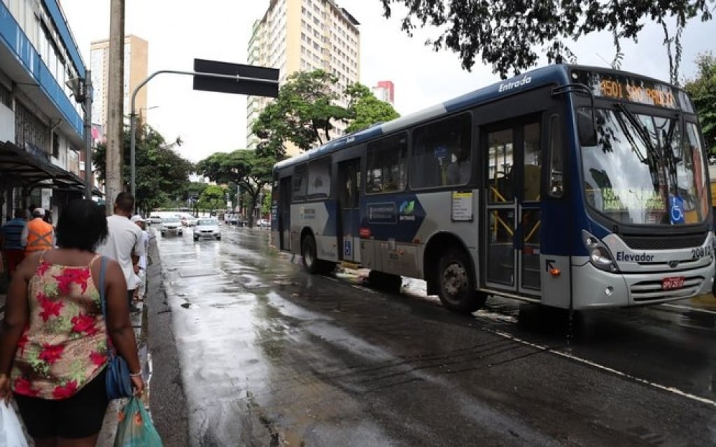 Regiões onde moradores dependem do transporte público têm mais casos de Covid-19