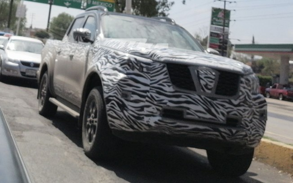 Flagra! Nissan Frontier renovada roda em testes com disfarces