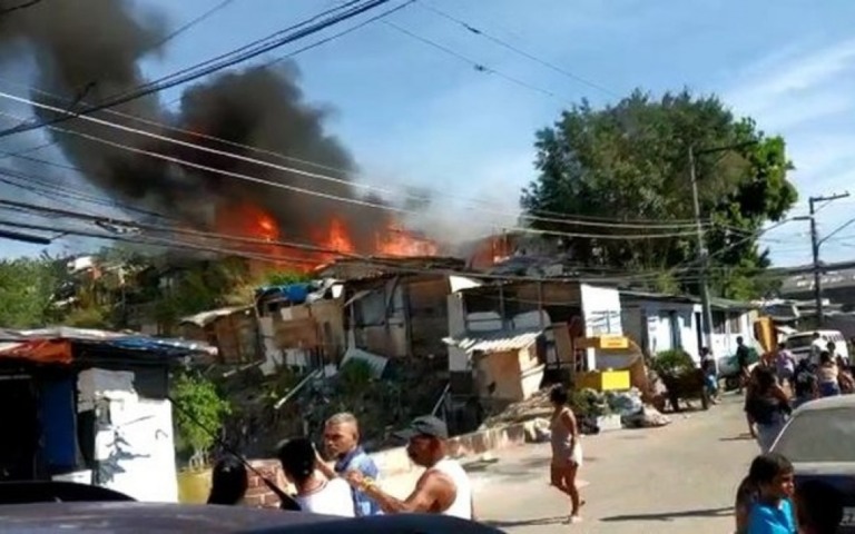 Incêndio de grandes proporções atinge comunidade na zona norte de SP