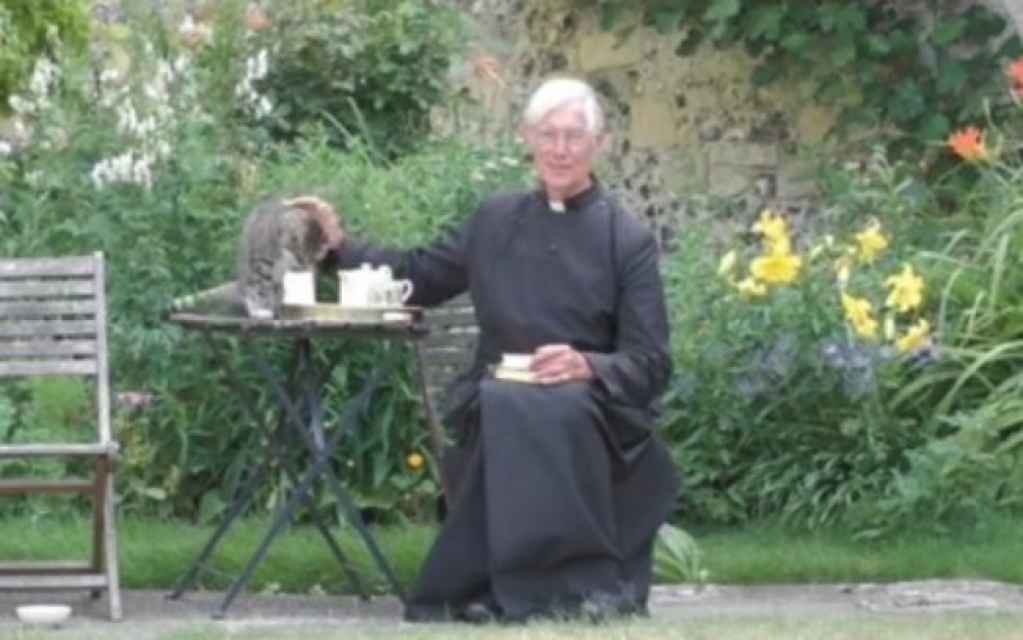 Gato rouba a cena tomando leite de padre durante missa online