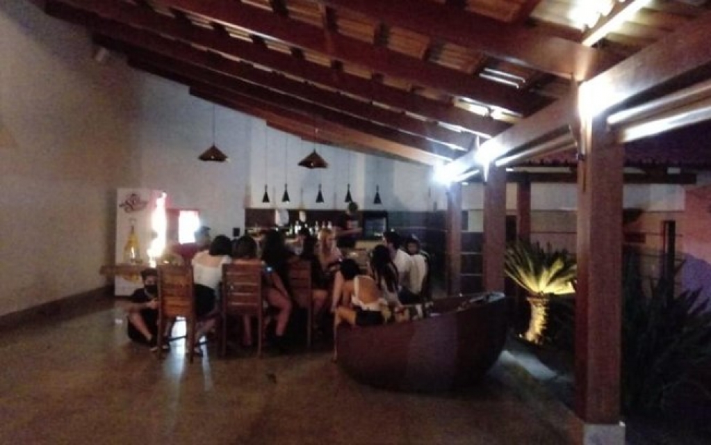 Festa em motel com 25 pessoas é interrompida em Goiás Festa em motel com 25 pessoas é interrompida em Goiás