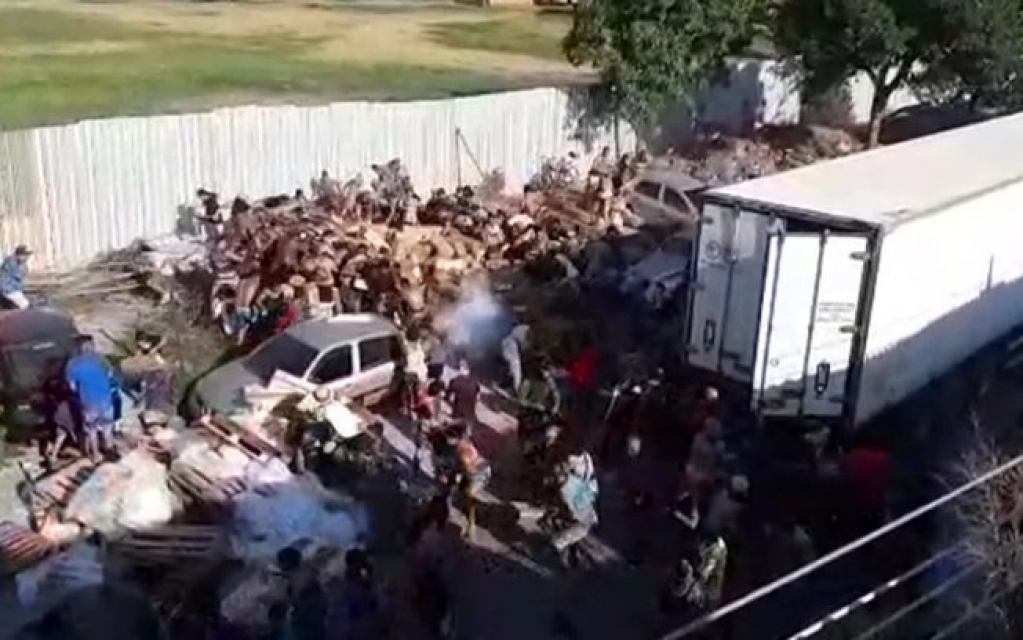 Caminhão de carne é saqueado após ser levado para comunidade do Rio; assista Caminhão de carne é saqueado após ser levado para comunidade do Rio; assista