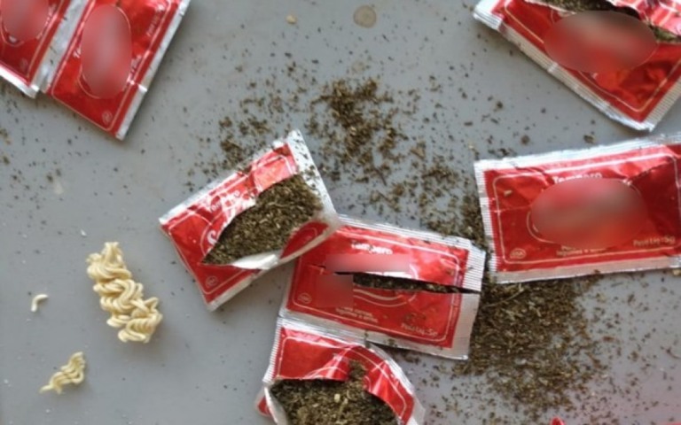 Avó é detida com droga escondida em tempero de macarrão para neto preso