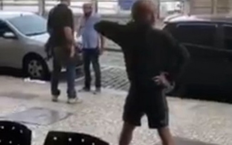 Morador de rua "vira Beyoncé" para pedir ajuda e comove internautas; assista
