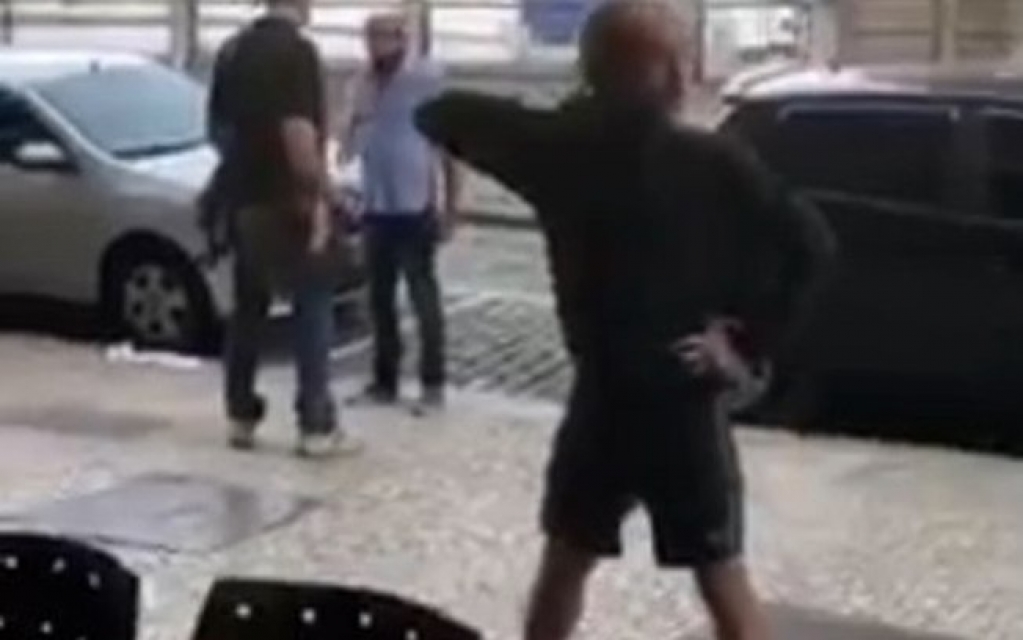Morador de rua "vira Beyoncé" para pedir ajuda e comove internautas; assista