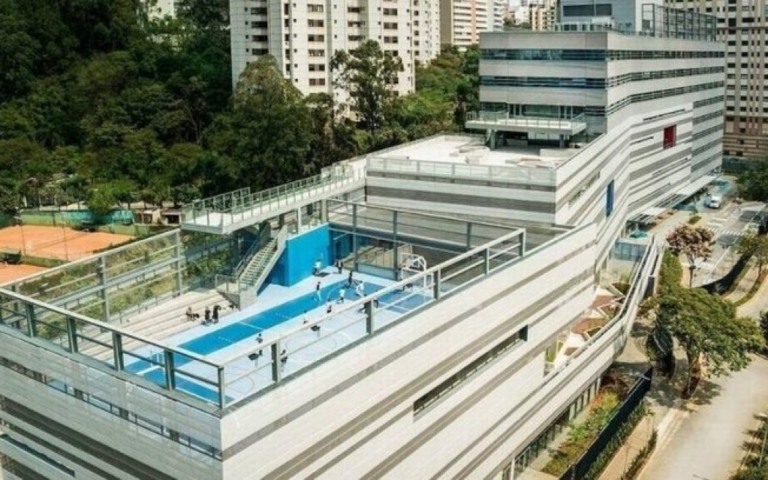 Escola de luxo cobra R$ 12 mil por mês e não dá aula online, denunciam pais