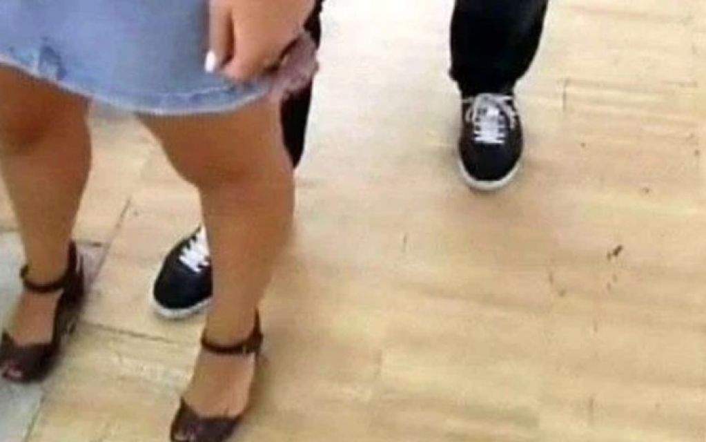 Homem é flagrado com câmera no tênis para filmar mulheres no metrô de São Paulo Homem é flagrado com câmera no tênis para filmar mulheres no metrô de São Paulo