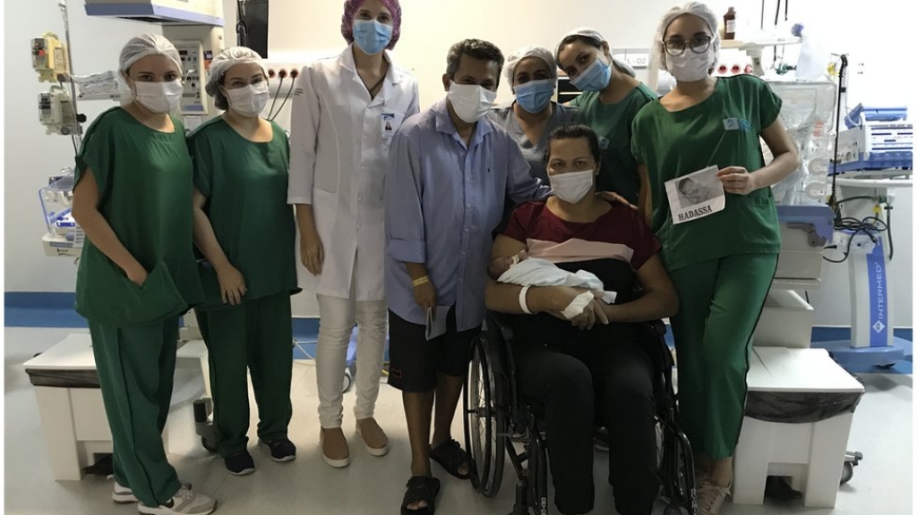 Mãe recuperada de Covid-19 vê bebê 43 dias após parto de emergência Mãe recuperada de Covid-19 vê bebê 43 dias após parto de emergência