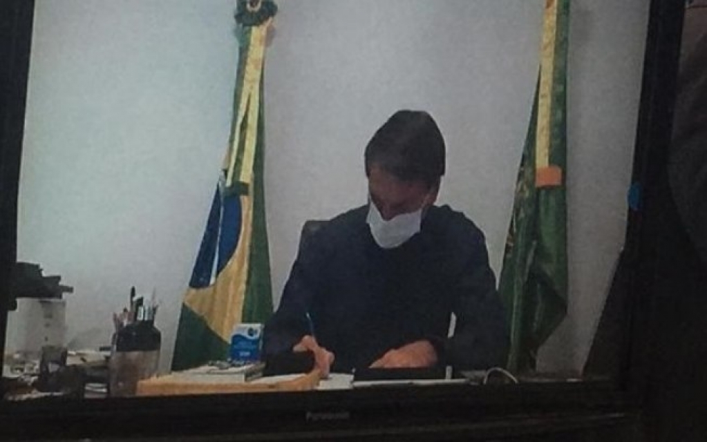 Bolsonaro divulga caixa de cloroquina durante assinatura do marco do saneamento Bolsonaro divulga caixa de cloroquina durante assinatura do marco do saneamento