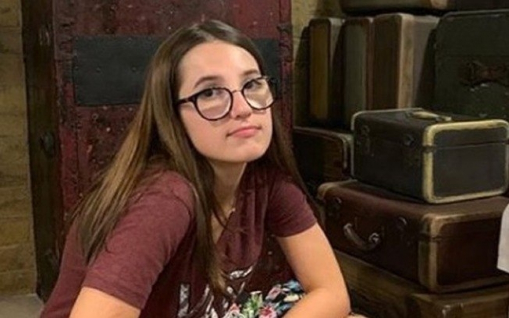 Garota que matou amiga acidentalmente guardava arma para pai; homem pagou fiança Garota que matou amiga acidentalmente guardava arma para pai; homem pagou fiança