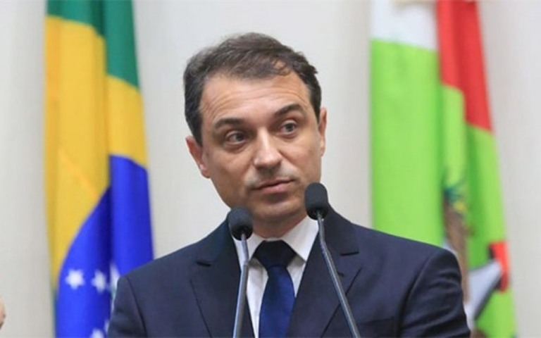 Governador de SC diz que usou até 'remedinho de piolho' contra Covid-19