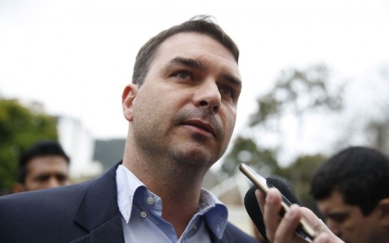 Ex-assessora de Flávio Bolsonaro investigada é nomeada por Crivella