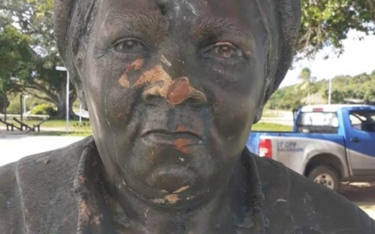 Estátua de ialorixá é alvo de vandalismo por causa de intolerância religiosa