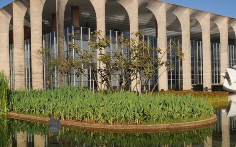 Itamaraty vai promover palestra com autor de teorias da conspiração