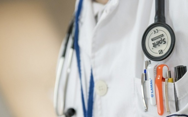 Hospital deve pagar R$ 100 mil a paciente após confundir AVC com embriaguez
