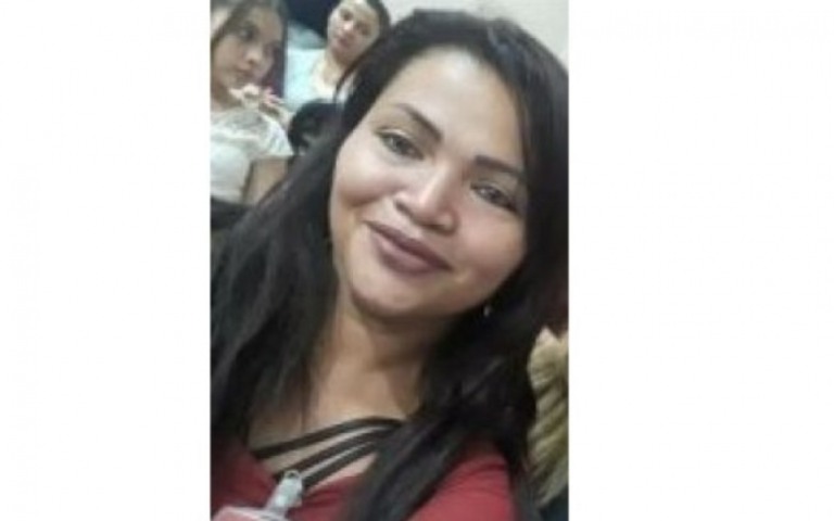Mulher morre após levar descarga elétrica tentando atender celular