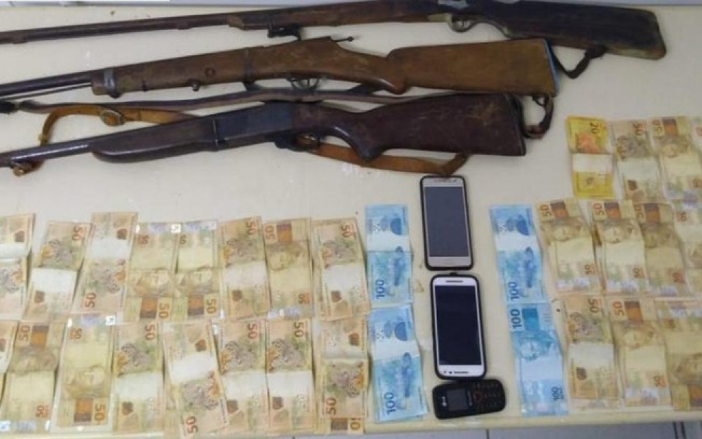 Grupo suspeito de integrar quadrilha que rouba gado é preso na Bahia Grupo suspeito de integrar quadrilha que rouba gado é preso na Bahia