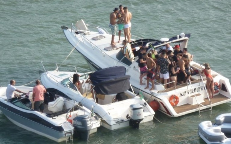 Em meio a pandemia, grupo faz festa em lancha com direito a fogos; veja o video