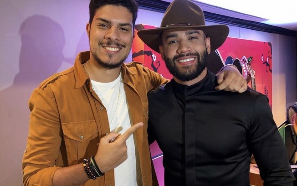 Muller Bento comanda canal sertanejo de sucesso e cai nas graças de famosos