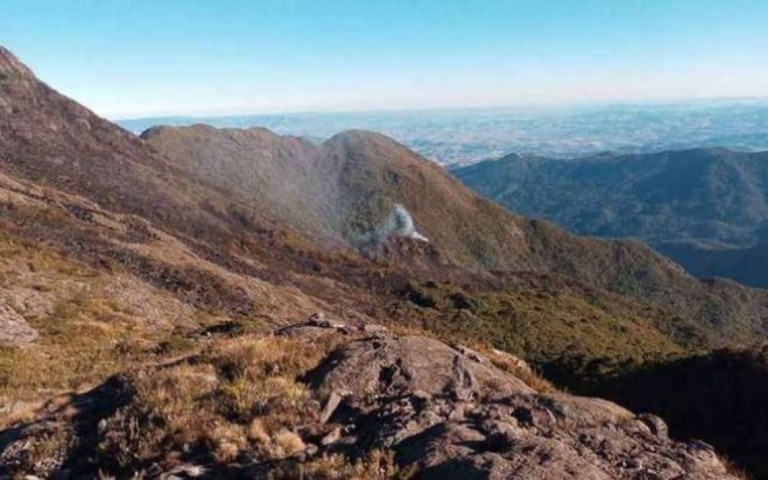 Incêndio na Serra da Mantiqueira destrói 490 hectares entre SP e MG