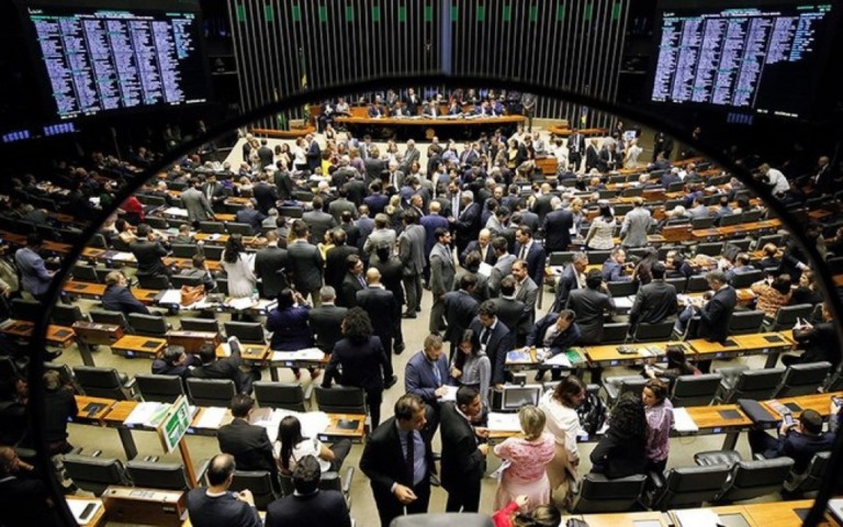 Enquanto 9 milhões têm salários cortados, políticos recebem antecipação do 13º