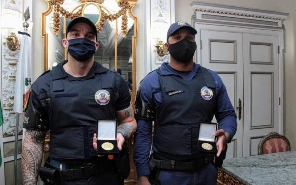 Guardas humilhados por desembargador são homenageados em cerimônia com a família Guardas humilhados por desembargador são homenageados em cerimônia com a família