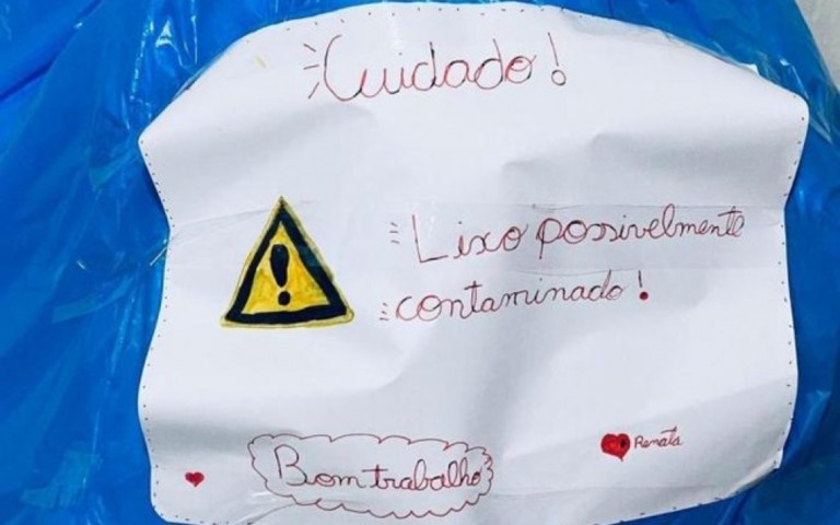 Garota de 10 anos com suspeita de covid deixa bilhete para garis tomarem cuidado