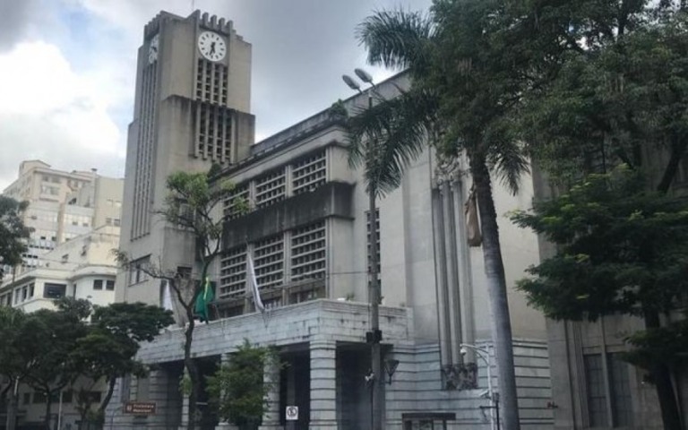 Advogada é presa por tentar atropelar policiais militares