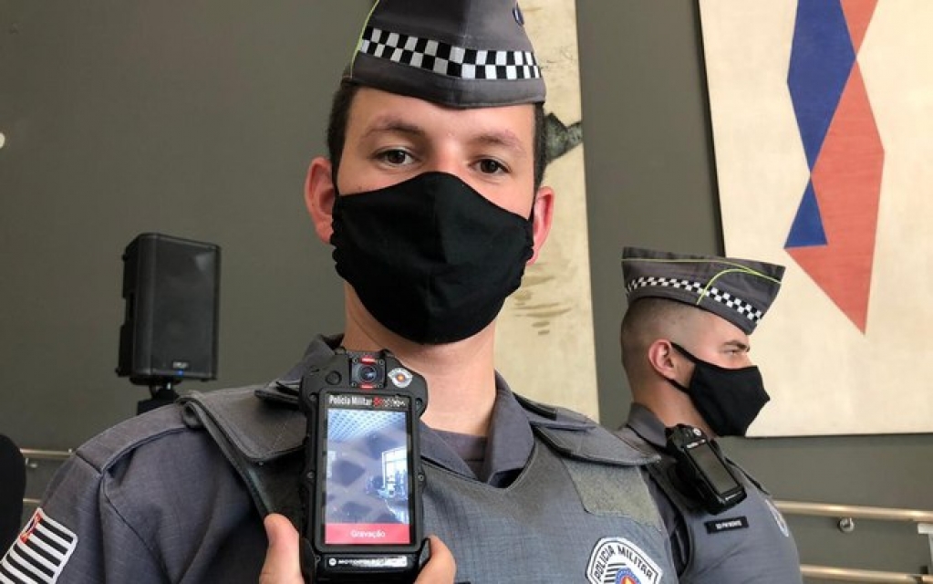 Câmeras serão fixadas no uniforme de PMs para "inibir abusos" em SP Câmeras serão fixadas no uniforme de PMs para "inibir abusos" em SP