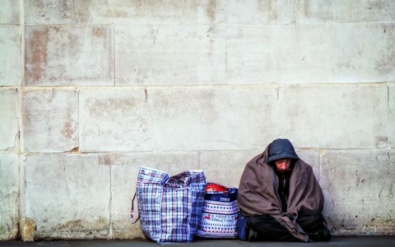 Moradores de rua morrem após comerem alimentos contaminados