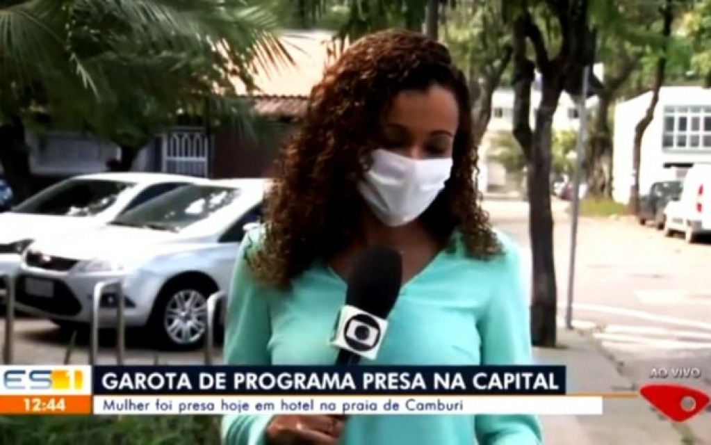 Repórter tem crise de riso ao noticiar que mulher foi presa pelada por tráfico