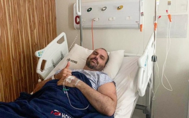 Eduardo Bolsonaro opera joelho e diz que fará fisioterapia