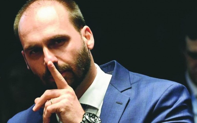 Eduardo Bolsonaro ataca Felipe Neto: "Quem faz fake news é o que?"
