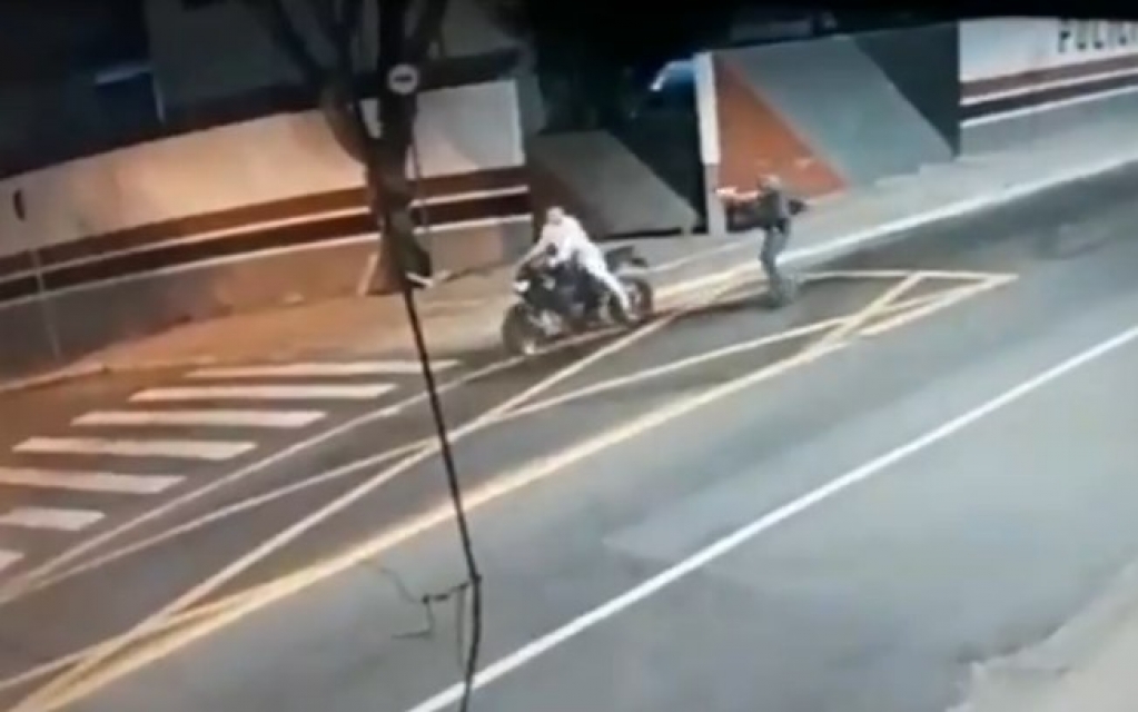 Policial atira nas costas de motociclista durante abordagem; assista Policial atira nas costas de motociclista durante abordagem; assista