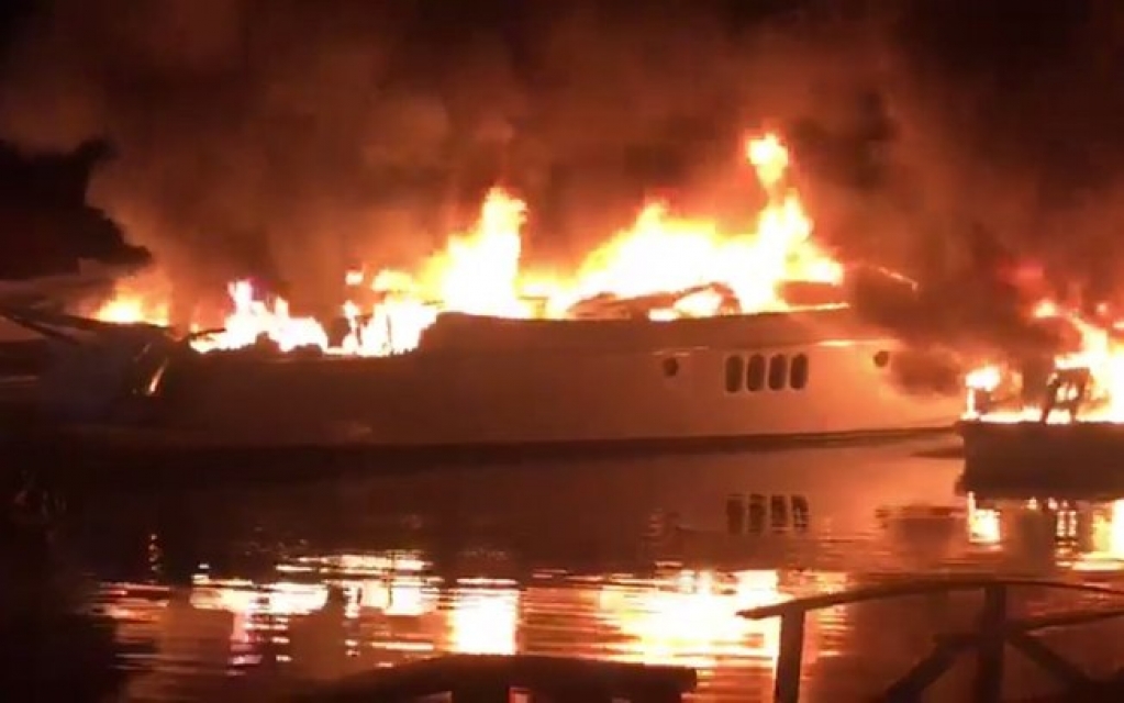 Incêndio atinge duas lanchas em condomínio em Angra dos Reis Incêndio atinge duas lanchas em condomínio em Angra dos Reis