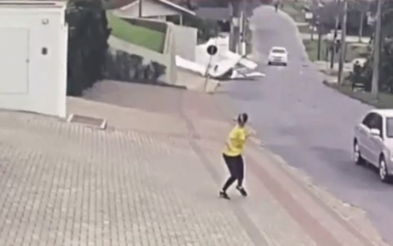 Mulher que aparece em vídeo da queda de avião fala sobre acidente